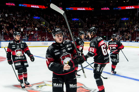 Malmö Redhawks Topi Niemelä jublar
