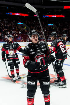 Malmö Redhawks Topi Niemelä jublar