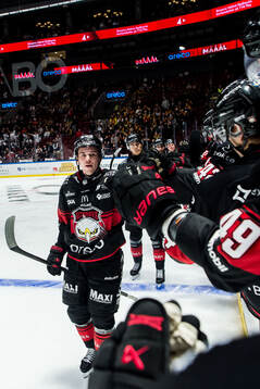 Malmö Redhawks Topi Niemelä jublar