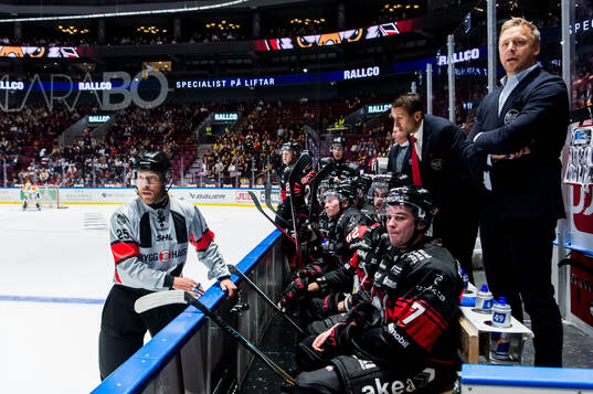 Domare Tobias Björk och Malmö Redhawks tränare Tomas