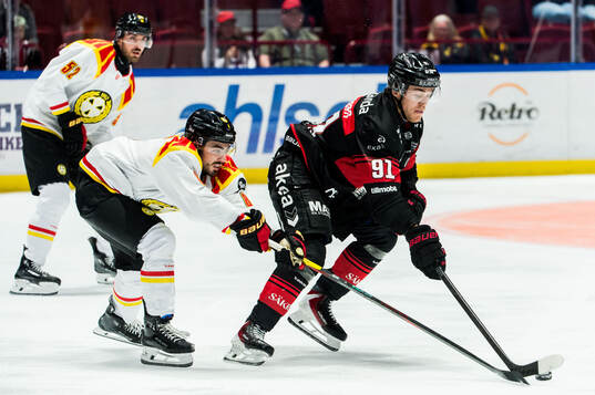 Brynäs Bobby Trivigno och Malmö Redhawks Axel Sundberg