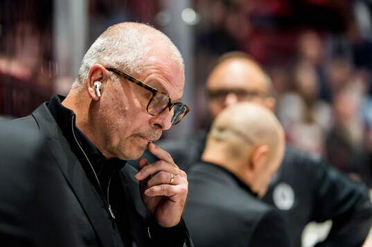 Brynäs assisterande tränare Anders Carlsson deppar