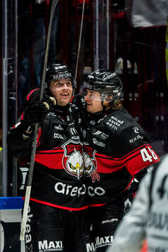 Malmö Redhawks Janne Kuokkanen och Lauri Pajuniemi jublar