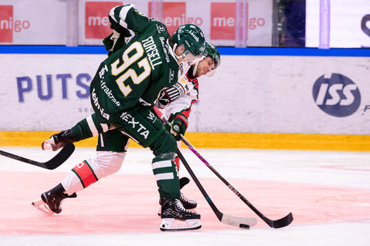 Färjestads Lucas Forsell och Frölundas Henrik Tömmernes