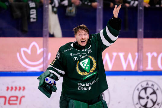 Färjestads målvakt Emil Larmi reagerar