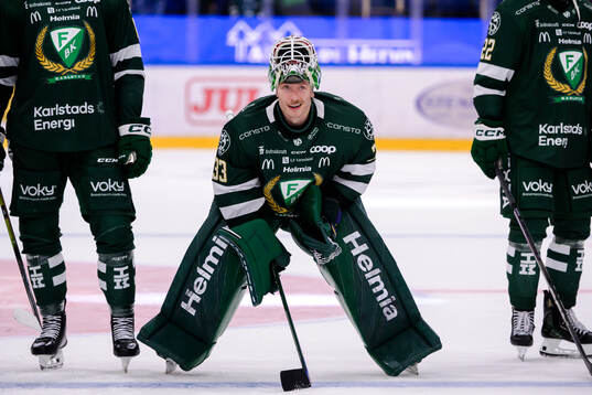 Färjestads målvakt Emil Larmi jublar