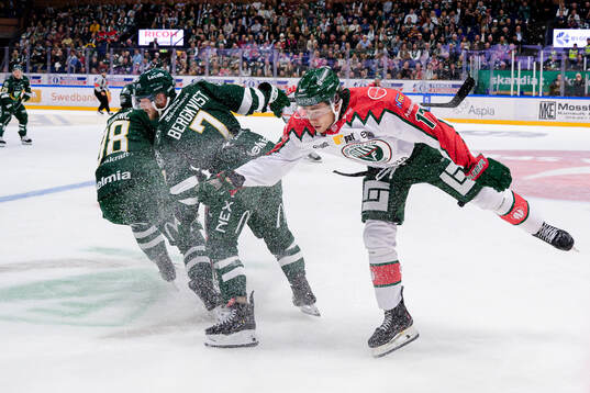 Färjestads Axel Bergkvist och Frölundas Isac Born