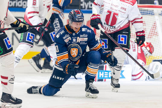 Växjös Dennis Rasmussen jublar