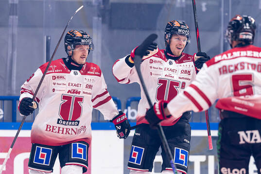 Örebros Patrik Karlkvist och Christopher Mastomäki jublar