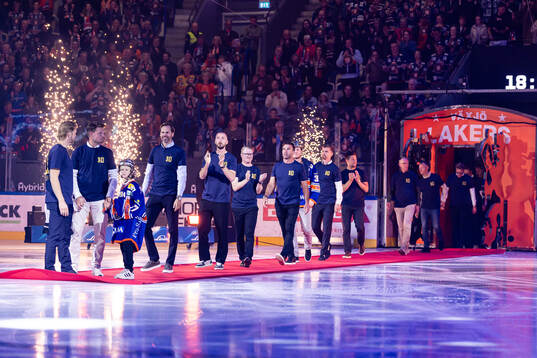 Spelare och ledare från laget som vann guld 2015