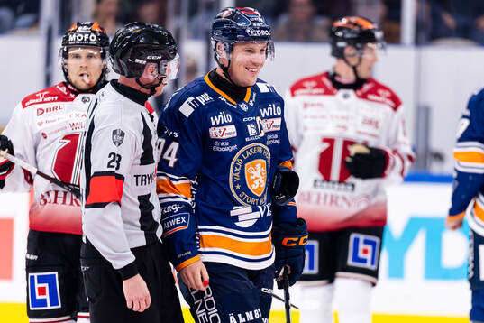 domare Mikael Holm och Växjös Joel Persson