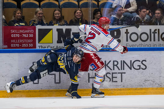 HV71s Hugo Fransson och Timrås Linus Eriksson
