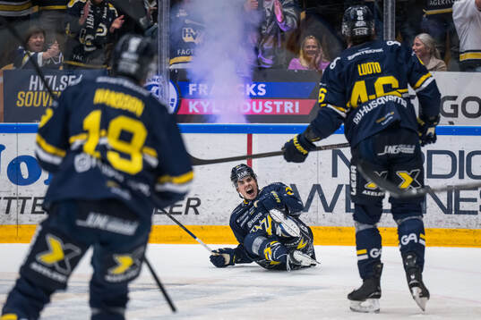 HV71s Hugo Fransson jublar