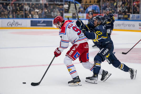 Timrås Magnus Pääjärvi och HV71s Jonathan Ang