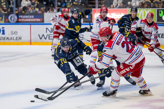 HV71s Lukas Rousek och Timrås Simon Forsmark