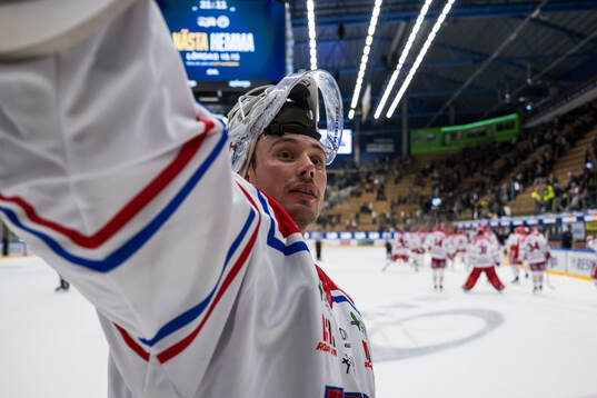 Timrås målvakt Jacob Johansson jublar