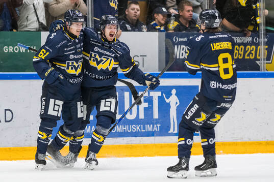 HV71s Axel Rindell och Hugo Fransson jublar