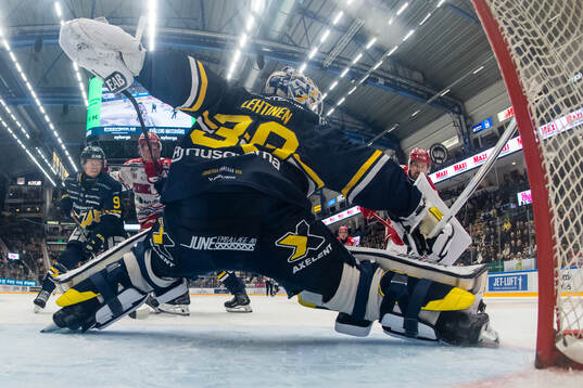 Timrås Anton Lander gör 2-2 bako HV71s målvakt Lassi