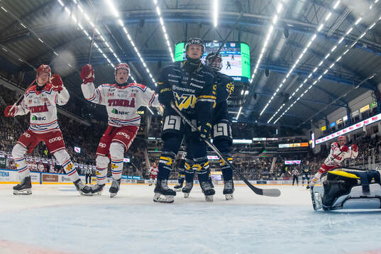 Timrås Eddie Genborg och Simon Forsmark jublar medan HV71s