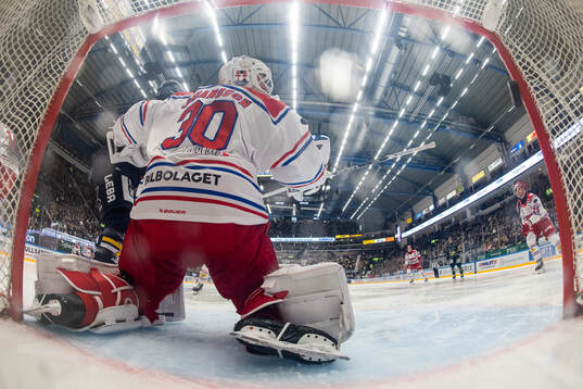 HV71s Justin Glenn Kloos (ej i bild) gör 1-0 bakom Timrås