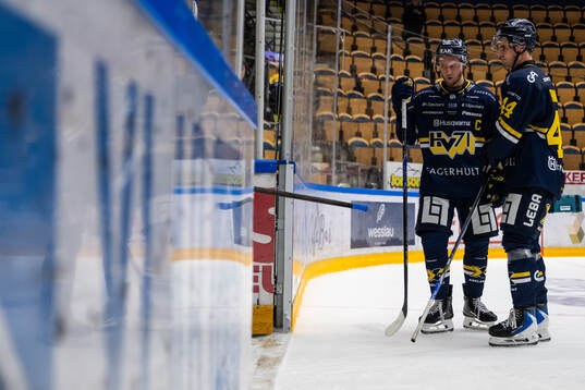HV71s Olle Alsing och Hugo Fransson deppar