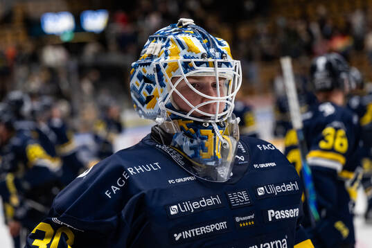 HV71s målvakt Lassi Lehtinen deppar