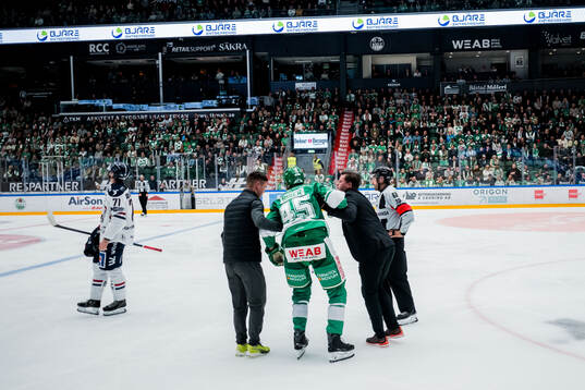 Rögles Gregor Biber får vård av medicinsk personal
