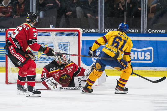 Djurgårdens Viggo Björck gör 1-1 bakom Luleås +målvakt