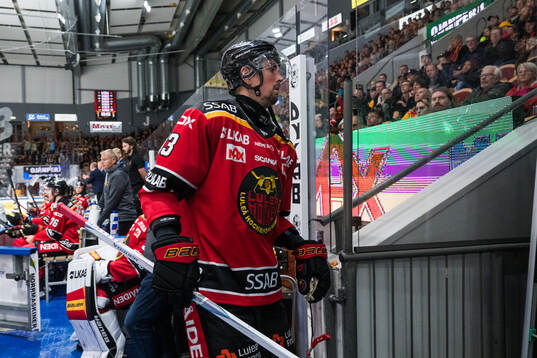 Luleås Eetu Koivistoinen lämnar isen