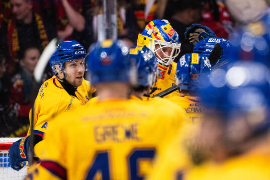 Djurgårdens målvakt Magnus Hellberg jublar med lagkamrater