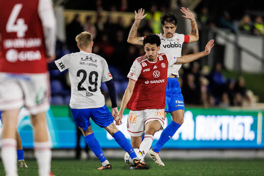Helsingborgs Oscar Aga och Jon Birkfeldt mot Sandvikens IFs