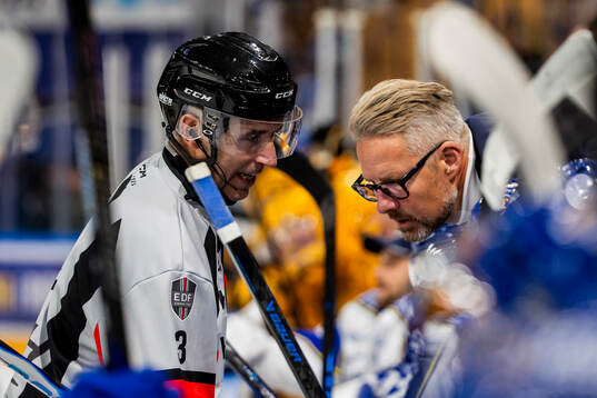 Domare Linus Öhlund och Leksands tränare Johan Hedberg