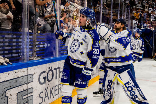 Leksands Nolan Stevens och målvakt Jakob Hellsten jublar