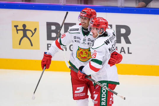Moras Marcus Karlström och Connor MacEachern jublar