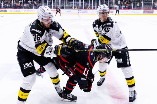 Nybros Elias Stenman mellan Västerås Oskar Kvist och