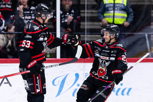 Nybros Jesper Mångs och Juho Liuksiala jublar