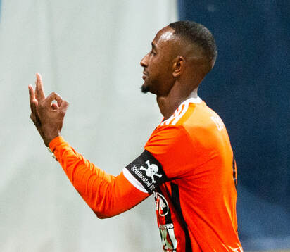 Kristianstads 3-målsskytt Omar Dampha visar tre fingrar i