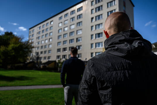 Arnes Mujanic och Öregrytes Amel Mujanic framför huset