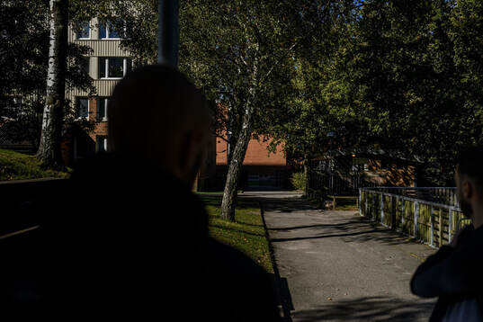 Gångväg där det skedde en skjutning bredvid en
