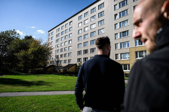 Arnes Mujanic och Öregrytes Amel Mujanic framför huset