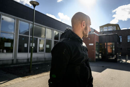 Öregrytes Amel Mujanic på sin gamla skolas skolgård