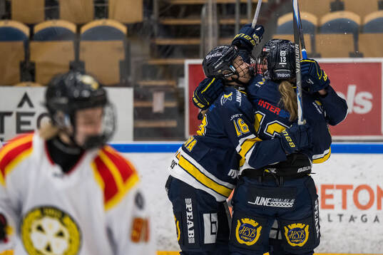 HV71s Teghan Inglis jublar