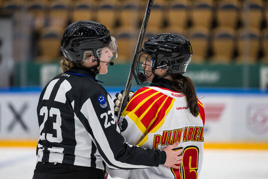 Brynäs Maude Poulin-Labelle i samtal med domaren
