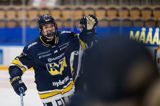 HV71s Adriana Van De Leest jublar