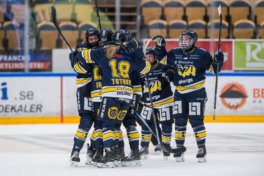 HV71s Adriana Van De Leest jublar