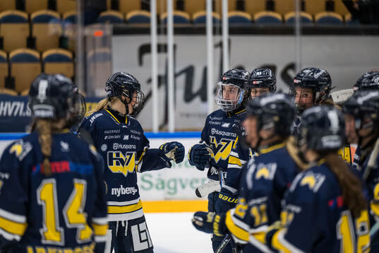 HV71s Julia Nearis jublar