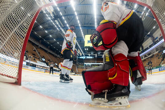 Brynäs Wilma Wäng-Germundsson och målvakt Ena Nystrøm