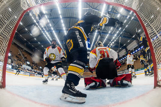 HV71s Kennedy Bobyck jublar medan Brynäs Oona Koukkula och