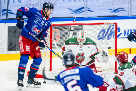 Oskarshamns Hampus Karlsson och Modos målvakt Edvin