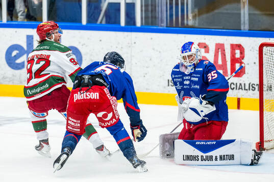 Modos Jesper Olofsson och Oskarshamns målvakt Olof Glifford